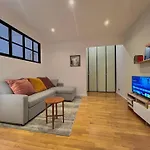 Stylish Apartment With Private Parking, Garden And Metro