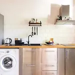 Stylish Apartment With Private Parking, Garden And Metro
