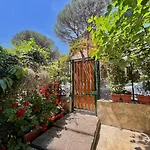 Stylish Apartment With Private Parking, Garden And Metro