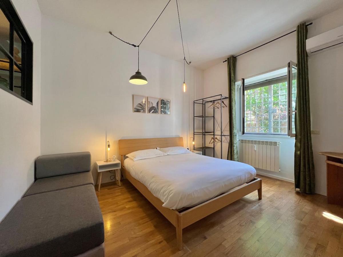 Stylish With Private Parking, Garden And Metro Apartment Rom