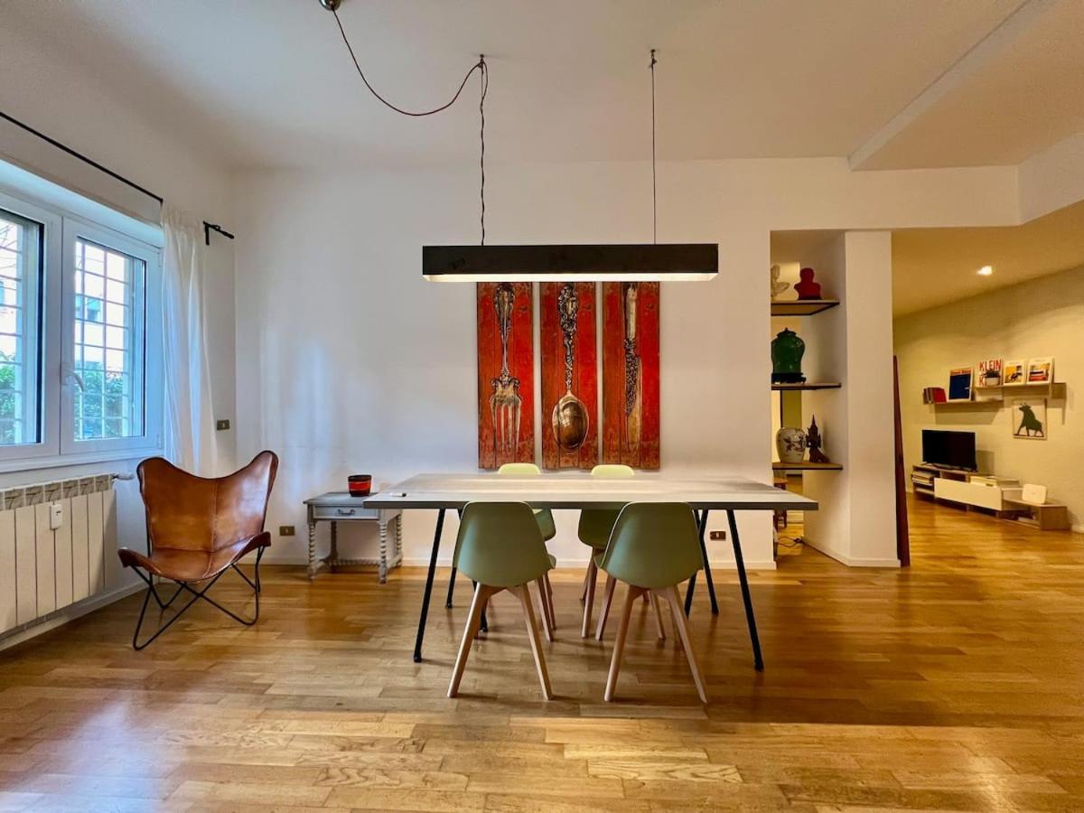 Stylish With Private Parking, Garden And Metro Apartment Rom