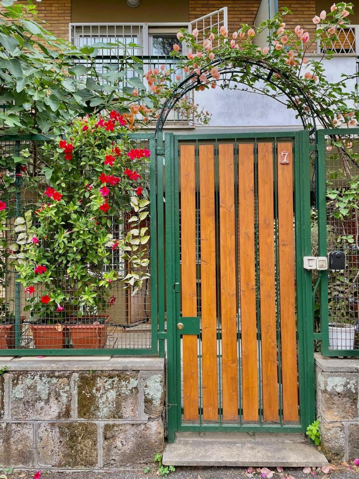 Apartment Stylish With Private Parking, Garden And Metro Rom